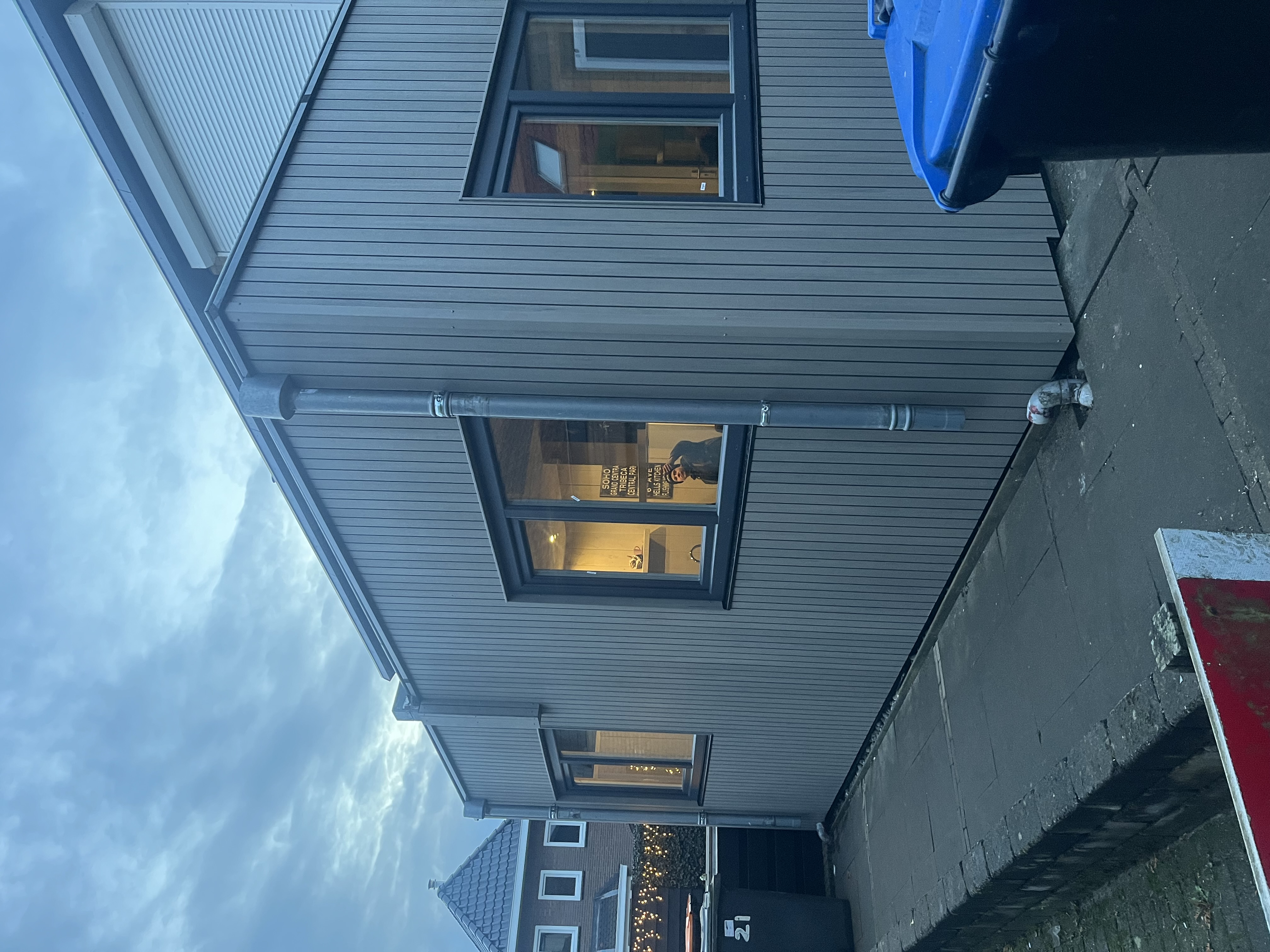 Moderne aanbouw met donkere gevelbekleding